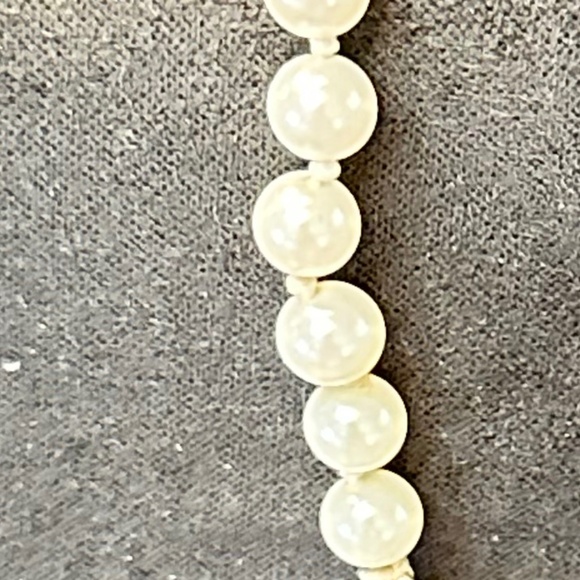 Faux White Pearl Necklace, Silver Tone Magnetic Clasp. 14” Long - Picture 12 of 13